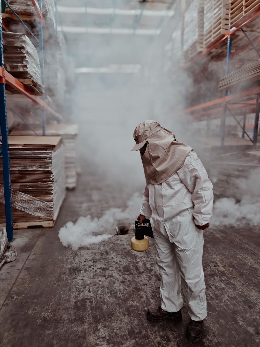 Fumigación de una bodega con equipo de protección