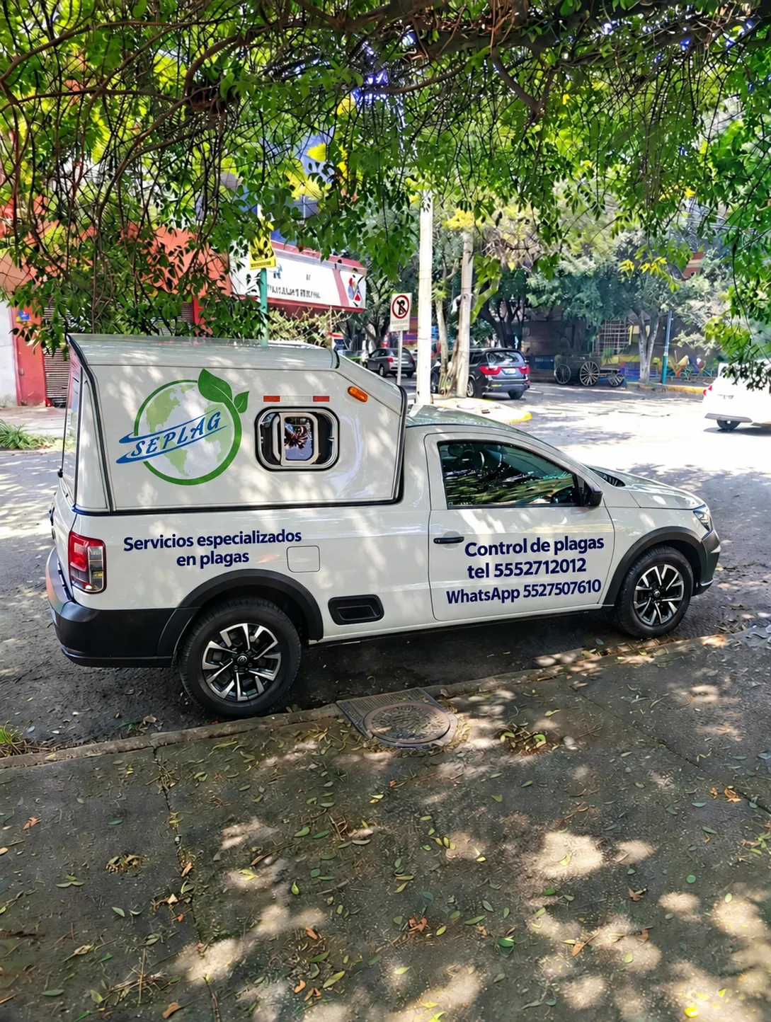 Camioneta de servicio SEPLAG con rotulación de control de plagas